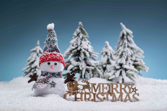 雪地上的圣诞雪人帽子氛围摄影