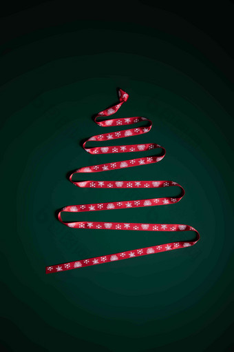 丝带摆成圣诞树形状