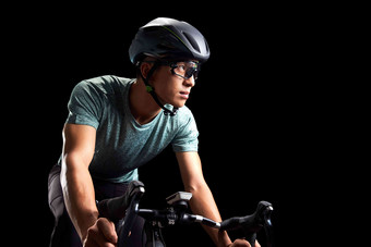 青年男人骑自行车水平构图写实镜头