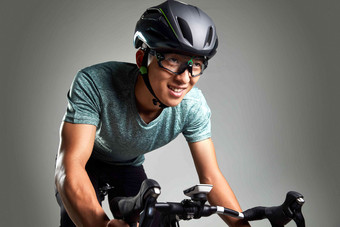 青年男人骑自行车休闲装氛围镜头