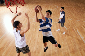 青年男人打篮球进攻高清摄影图