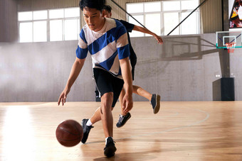 青年男人打篮球中国写实镜头