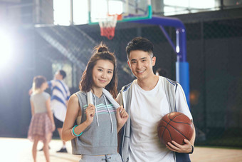 青年男女在篮球馆附带的人物高端影相