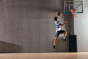 青年男人打<strong>篮球</strong>中国人摄影图