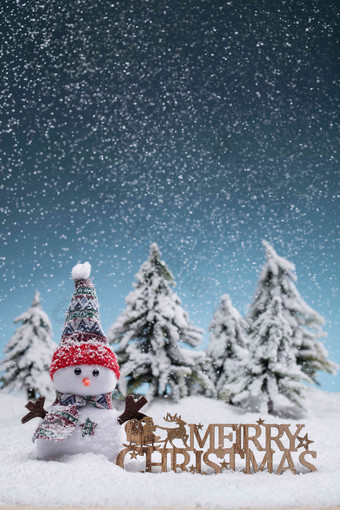 雪中的圣诞雪人树氛围素材