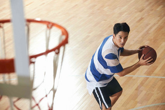 青年男人打篮球瞄准写实摄影