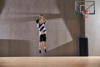 青年男人打篮球投篮高清摄影图