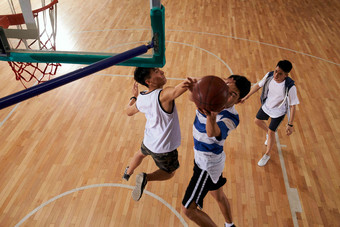 青年男人打篮球比赛写实拍摄