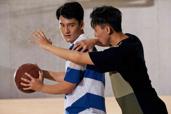 青年男人打篮球户内高清图片
