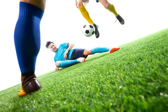 <strong>足球</strong>运动员在球<strong>场上踢球</strong>青年人氛围图片