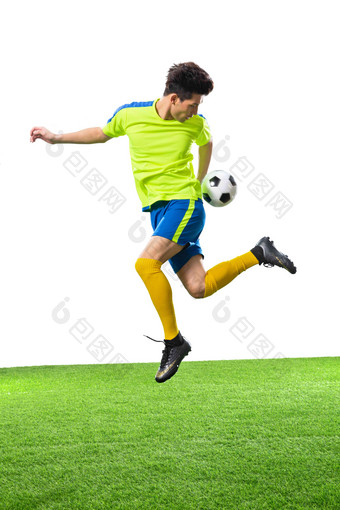 一名男足球运动员踢球