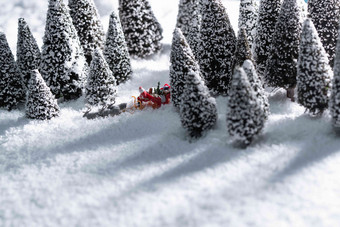 雪地上驯鹿拉着<strong>圣诞老人</strong>树林<strong>氛围</strong>照片