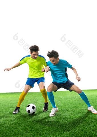 两名足球运动员踢球