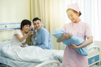 护士和新生儿的父母中国氛围摄影图
