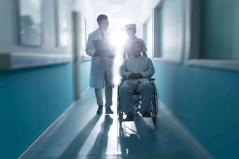 医护工作者和老年男人在医院走廊相伴高清相片