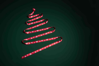 丝带摆成<strong>圣诞</strong>树形状