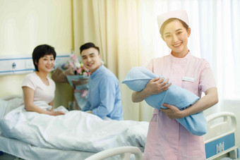 护士和新生儿的父母协助写实素材