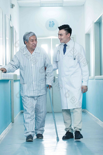 医生和老年男人在医院走廊亚洲人写实镜头