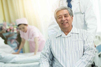 医务工作者和患者在病房微笑高质量摄影图