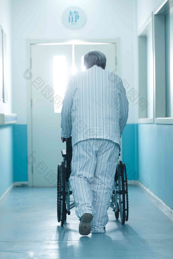 老年男人在医院走廊医疗高质量摄影图
