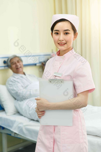 护士和患者在病房里东方人清晰镜头