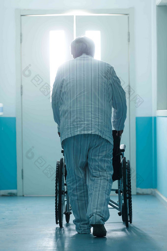 老年男人在医院走廊人高清场景