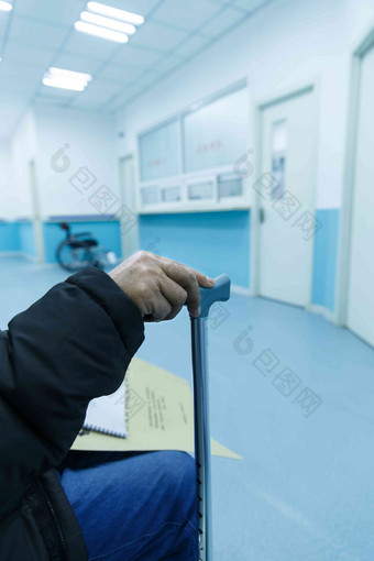 生病的老人在医院亚洲人照片