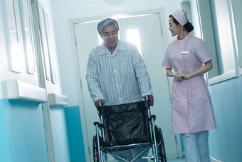 护士和老年男人在医院走廊