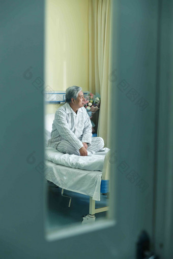 生病的老人在病房干净写实镜头
