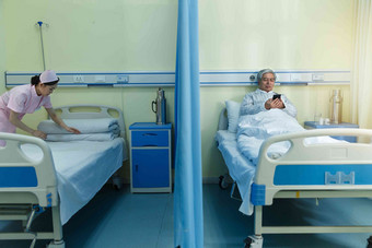 护士和患者在病房里床清晰摄影