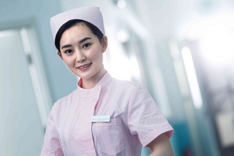 年轻的女护士在医院走廊人高端场景