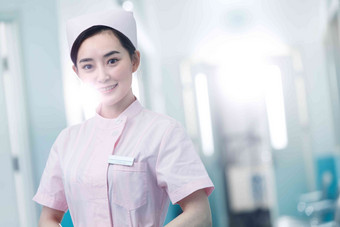 年轻的女护士在医院走廊中国人素材