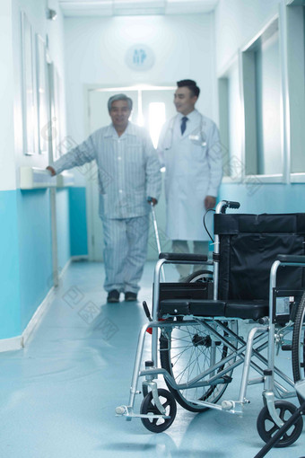 医生和老年男人在医院走廊服务氛围影相