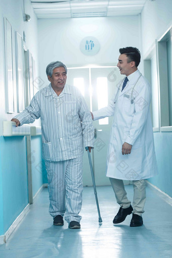 医生和老年男人在医院走廊老年男人写实场景
