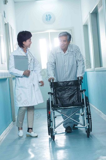 医生和老年男人在<strong>医院</strong>走廊垂直构图写实镜头