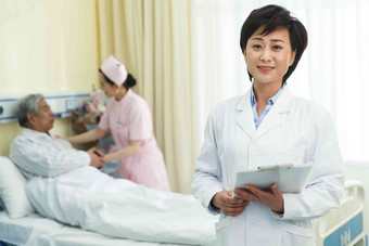 医务工作者和患者在病房中国人高端图片