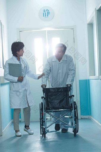 医生和老年男人在医院走廊户内高端摄影图