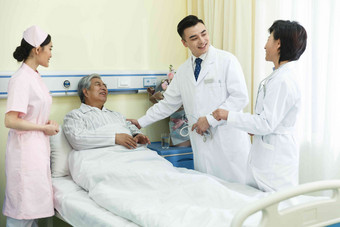 医务工作者和患者在病房里