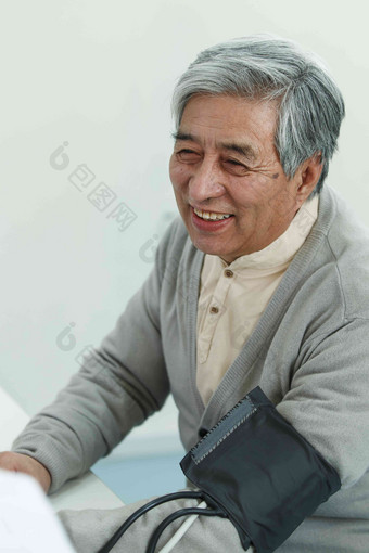 老年男人在医生办公室量血压检查高质量相片