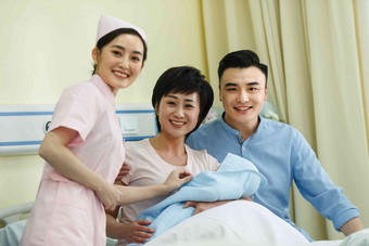 护士和新生儿的父母东亚写实相片