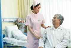 护士和患者在病房里摄影高端摄影图