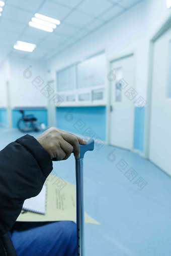 生病的老人在医院亚洲写实素材