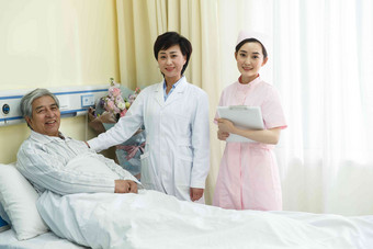 医务工作者和患者在病房