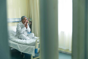 生病的老人在病房卫生保健和医疗图片