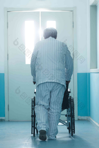 老年男人在<strong>医院</strong>走廊卫生保健和医疗高质量镜头