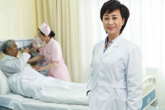 医务工作者和患者在病房治疗高端素材