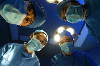 医务工作者在手术合作氛围照片