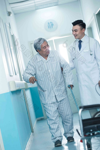 医生和老年男人在<strong>医院</strong>走廊专业人员高质量相片