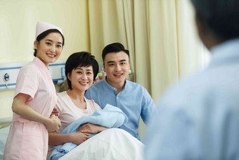 医护人员和新生儿的父母中国人场景