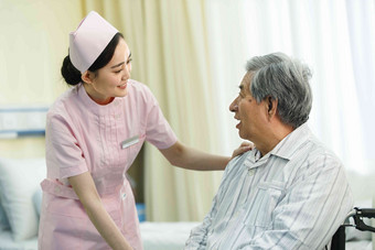 护士和患者在病房里老年人清晰镜头